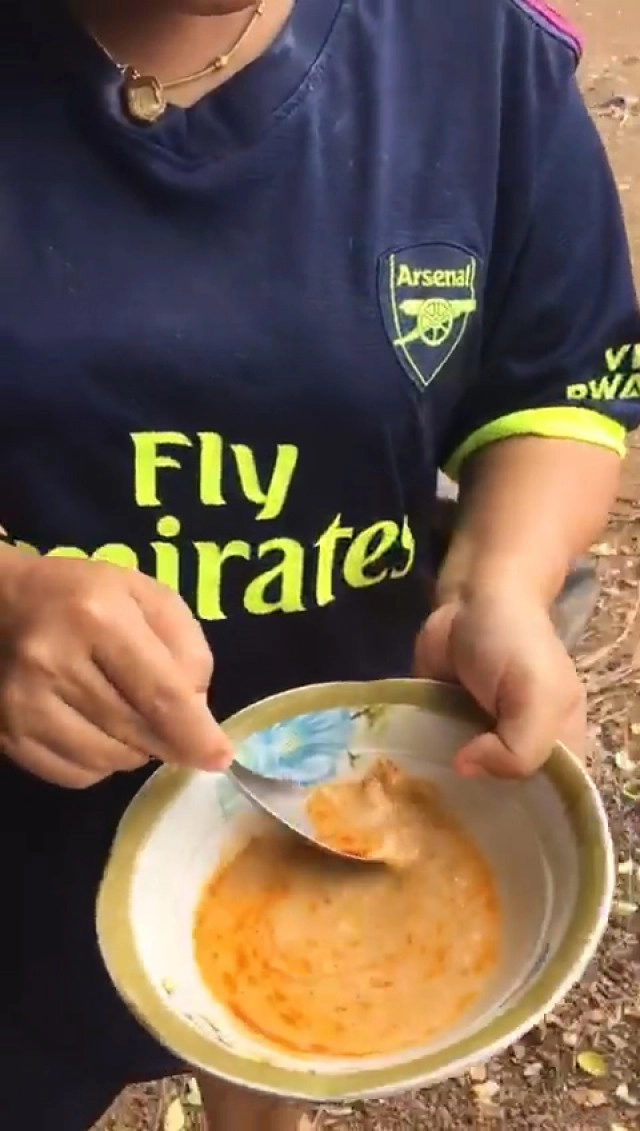 ชาวบ้านเปิดคลิปขนมจีนลวงโลก เจอทิชชู่ในน้ำยา ช้อนมาเต็มๆตาเป็นก้อน