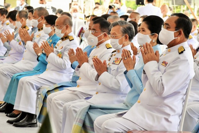 นายกฯนำครม.ตักบาตรวันเฉลิมพระชนมพรรษาพระพันปีหลวง