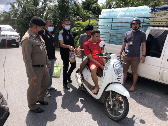 รวบ 2 หนุ่ม ขนยาบ้าซุกถุงชาเย็น