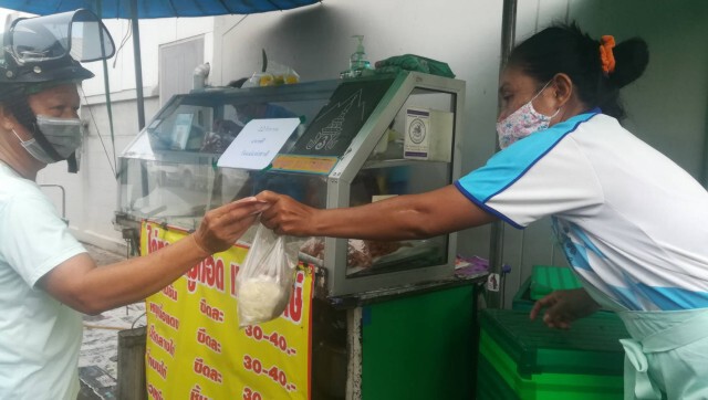 แจกฟรีวันแม่ "ไก่ทอด-หมูทอดฟรี-ข้าวเหนียว"