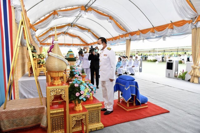 นายกฯนำครม.ตักบาตรวันเฉลิมพระชนมพรรษาพระพันปีหลวง