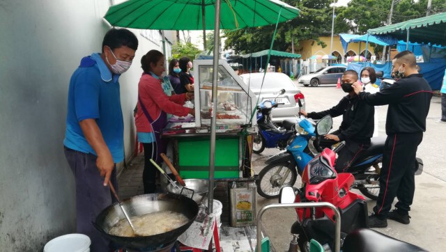 แจกฟรีวันแม่ "ไก่ทอด-หมูทอดฟรี-ข้าวเหนียว"