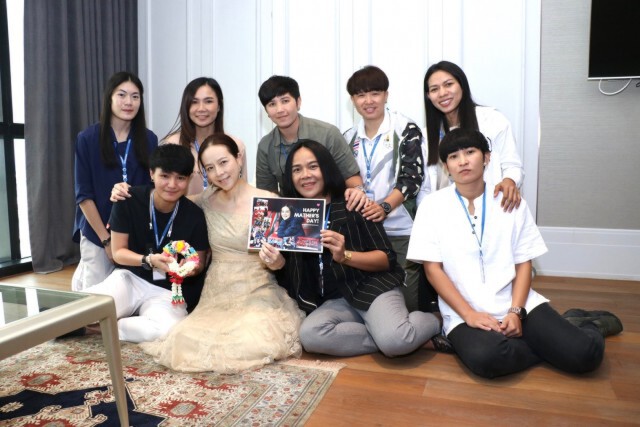 ฟุตบอลหญิงทีมชาติไทยนำพวงมาลัยมะลิมอบ"มาดามแป้ง"