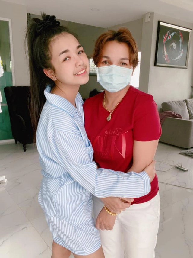 "เจนนี่" อุดมดราม่า แค่โพสต์กราบเท้าแม่ ก็โดนแซะ "รักพ่อมั่งก็ใด้นะ"