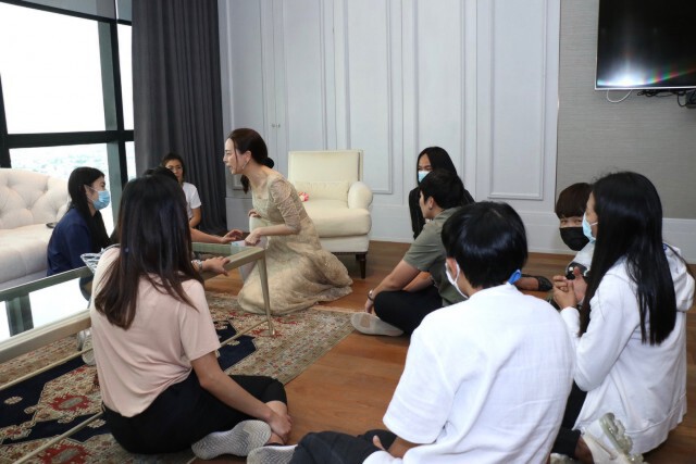 ฟุตบอลหญิงทีมชาติไทยนำพวงมาลัยมะลิมอบ"มาดามแป้ง"