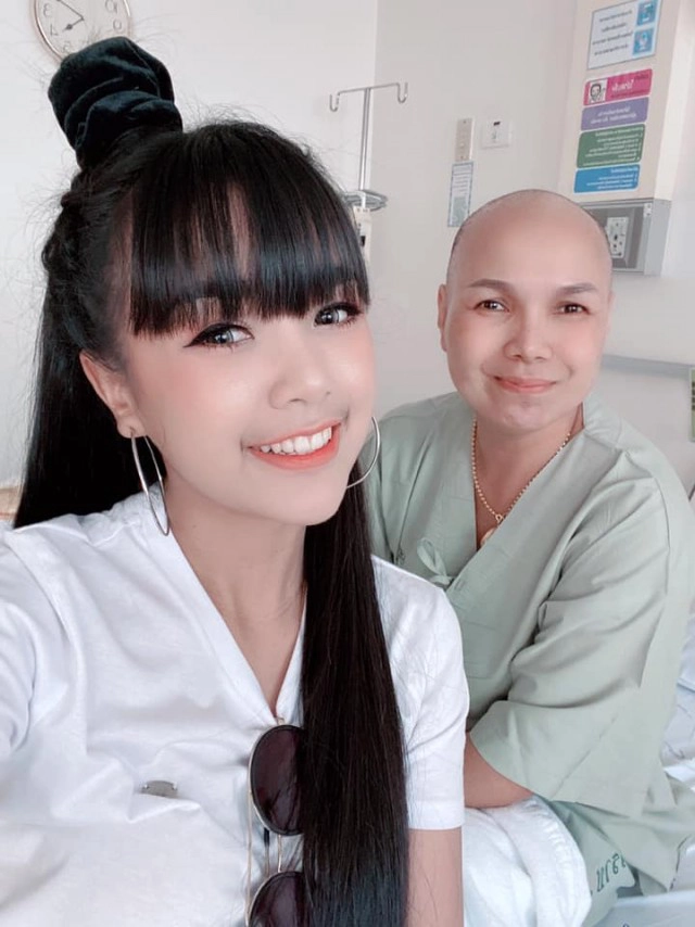 "เจนนี่" อุดมดราม่า แค่โพสต์กราบเท้าแม่ ก็โดนแซะ "รักพ่อมั่งก็ใด้นะ"