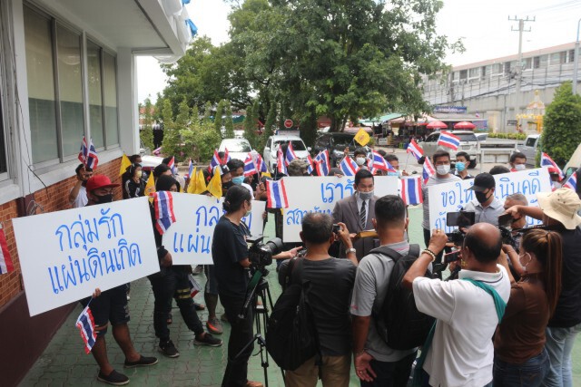 กลุ่มรักแผ่นดินเกิดแจ้งความเอาผิดอธิการบดี-อ.ปริญญา มธ.
