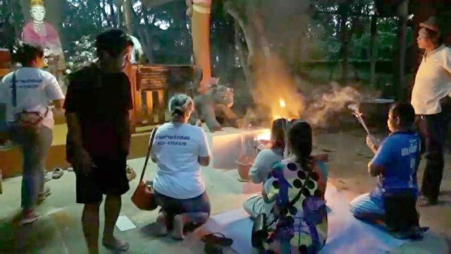 ชาวบ้านบูชาไฟแมงสี่หูห้าตา-ขอโชคลาภ