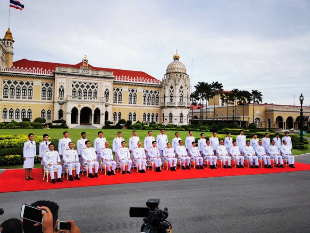 "บิ๊กตู่" นำครม.ใหม่ถ่ายรูปหมู่ ขอทุกคนโชคดี