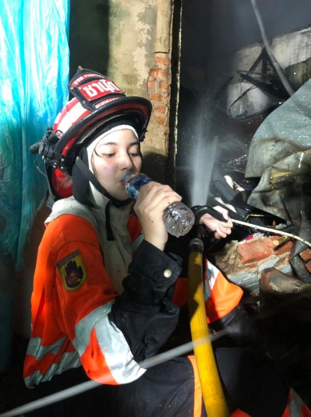 ชาวเน็ตโฟกัส นักดับเพลิงสาว สวยทะลุควันไฟ