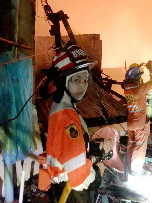 ชาวเน็ตโฟกัส นักดับเพลิงสาว สวยทะลุควันไฟ