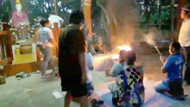 ชาวบ้านบูชาไฟแมงสี่หูห้าตา-ขอโชคลาภ