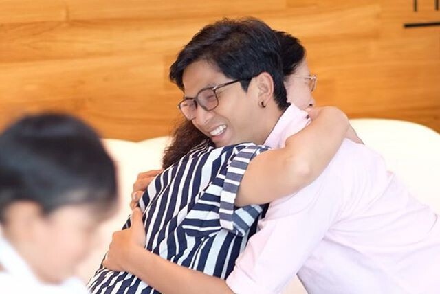 ควันหลงวันแม่ ป๋อ ณัฐวุฒิ ยกมือไหว้ภรรยาพร้อมลูกชาย 2 คน