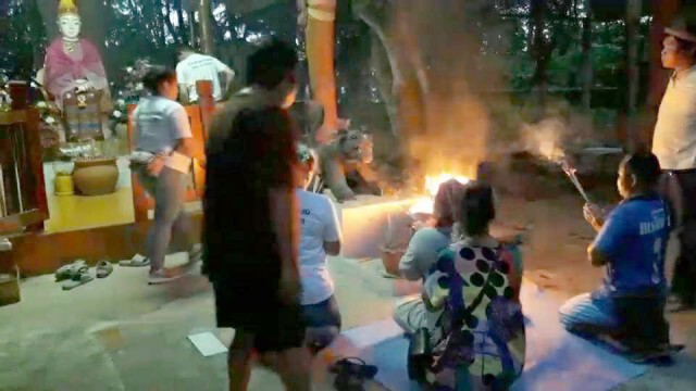 ชาวบ้านบูชาไฟแมงสี่หูห้าตา-ขอโชคลาภ