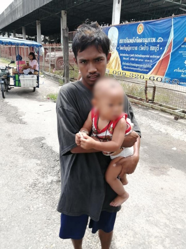 พ่อแม่ลูกเดินเท้าเปล่า เร่ร่อน วอนสังคมช่วยเหลือหานมให้ลูกกิน