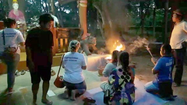 ชาวบ้านบูชาไฟแมงสี่หูห้าตา-ขอโชคลาภ