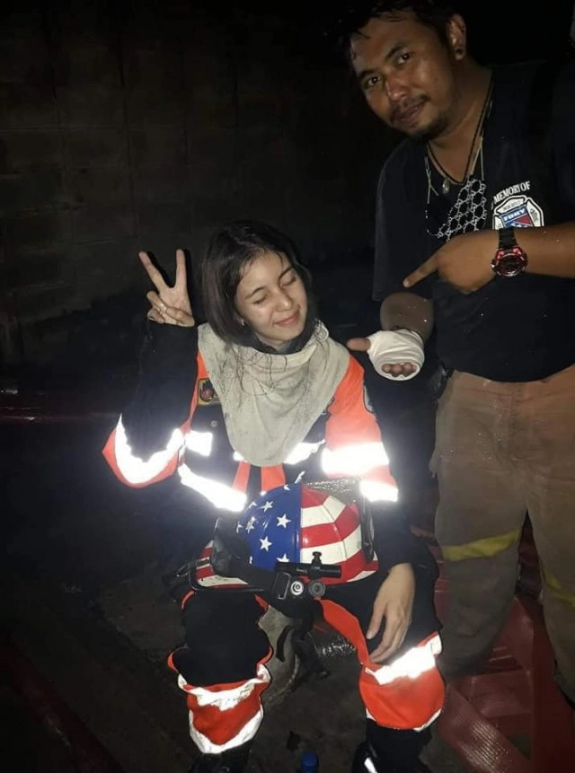 ชาวเน็ตโฟกัส นักดับเพลิงสาว สวยทะลุควันไฟ