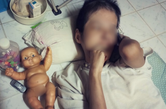 สุดรันทด หญิงสมองพิการ อยู่กับย่าฝืนสังขารหาเงินเลี้ยงหลาน