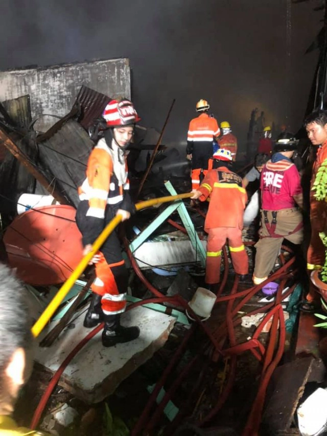 ชาวเน็ตโฟกัส นักดับเพลิงสาว สวยทะลุควันไฟ