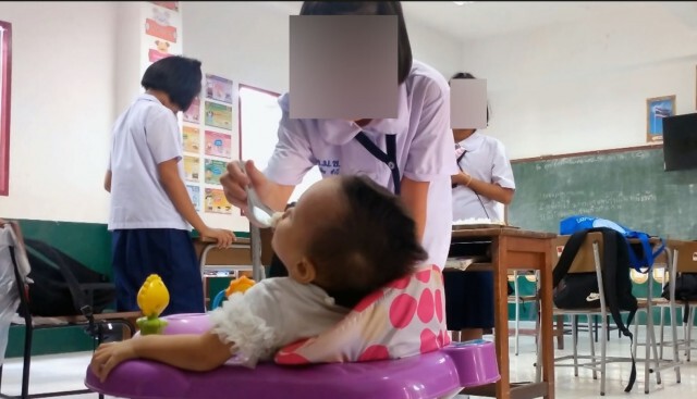 หนูน้อยวัย 10 ปี บ้านแตกต้องหอบน้องไปเลี้ยงที่โรงเรียน
