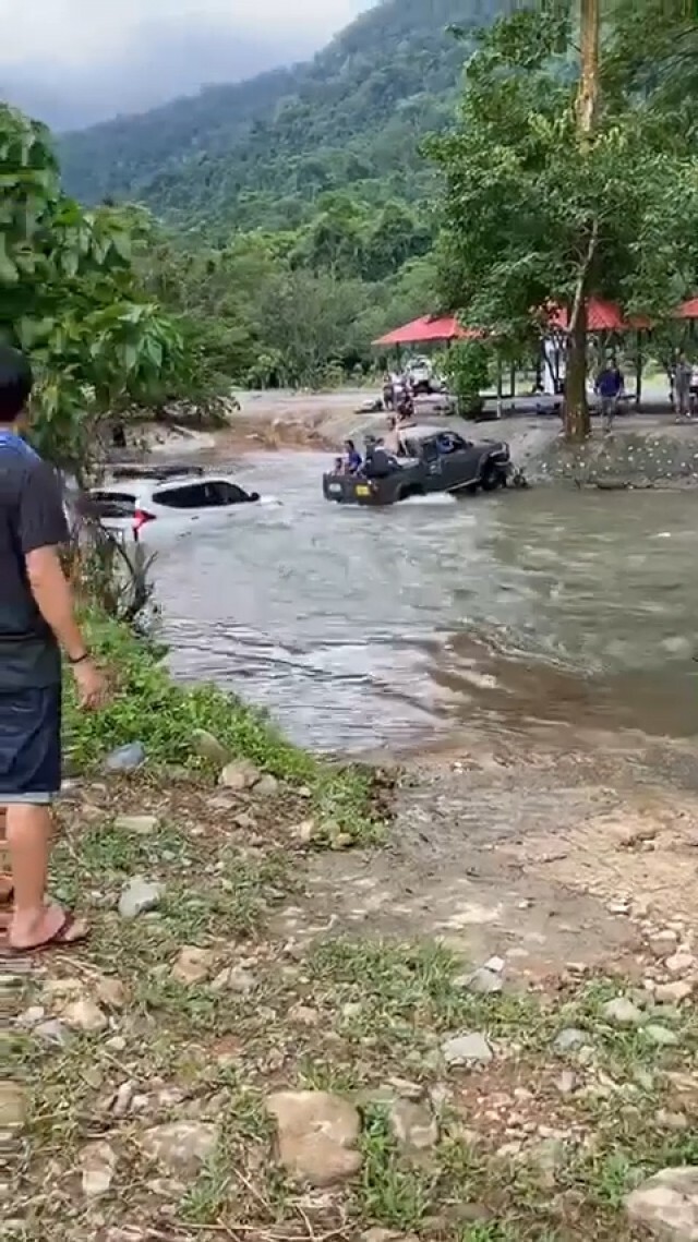 ลุ้นระทึกวินาทีกระบะลากรถยนต์ข้ามคลอง น้ำลึก เชี่ยว จุดจบไม่สวย