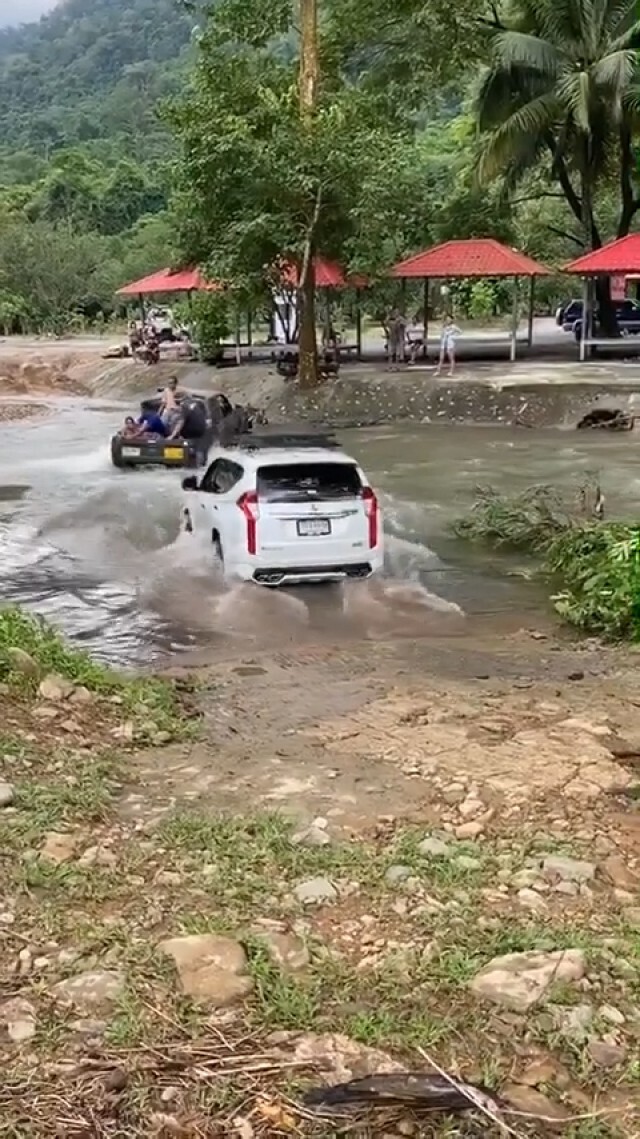 ลุ้นระทึกวินาทีกระบะลากรถยนต์ข้ามคลอง น้ำลึก เชี่ยว จุดจบไม่สวย