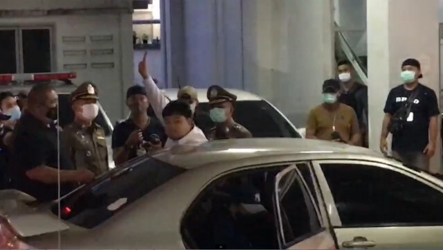 ตร.วางกำลังเข้ม - คุม "เพนกวิน" แจ้ง 7 ข้อหาพรุ่งนี้