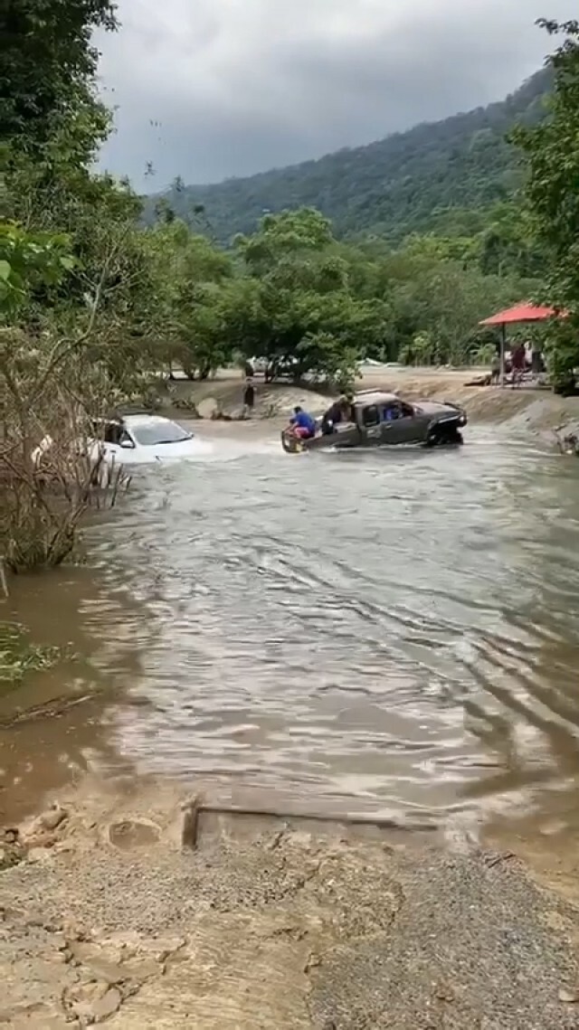 ลุ้นระทึกวินาทีกระบะลากรถยนต์ข้ามคลอง น้ำลึก เชี่ยว จุดจบไม่สวย