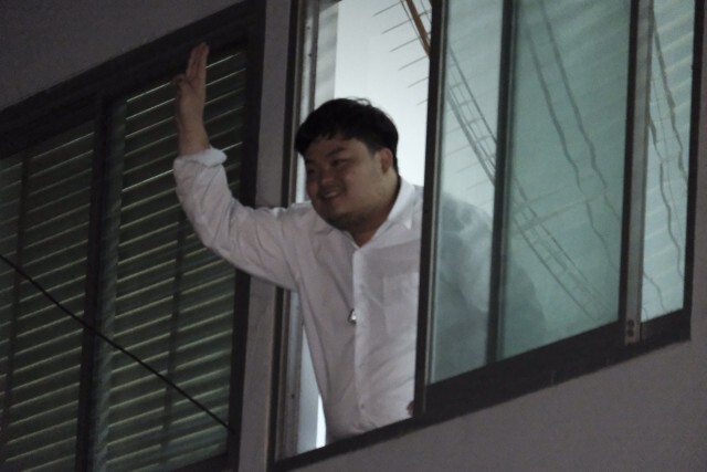 มวลชนฝ่าแนวกั้น ปักหลักเฝ้า"เพนกวิน"