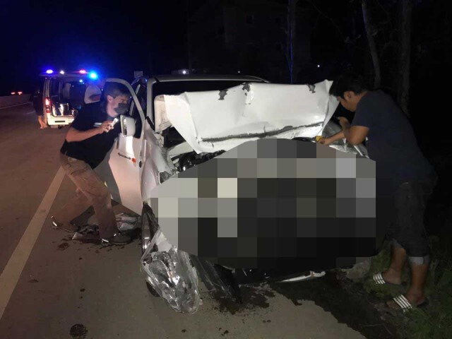 ซิ่งกระบะเสยท้าย6ล้อรอดตายหวุดหวิด
