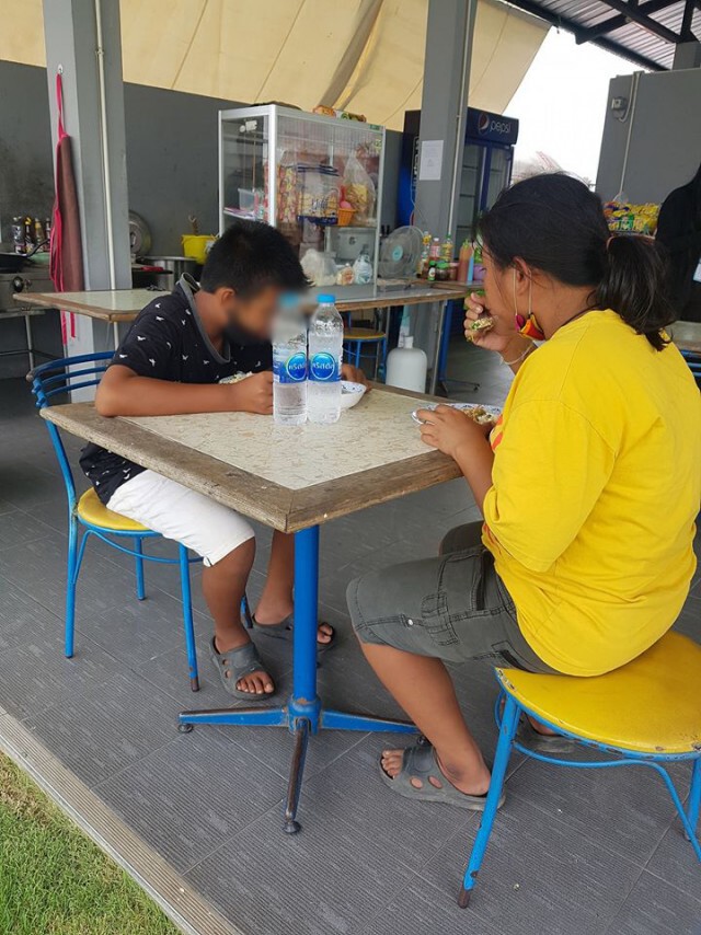 สาวนึกสงสาร เจอ 2 แม่ ลูก เดินจูงมือถามหาที่กินข้าว ไถ่ถามจนได้ความยิ่งหดหู่หนัก