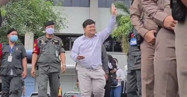 ปล่อยตัว "เพนกวิน" แล้ว บอก พรุ่งนี้ไปร่วมม็อบแน่นอน
