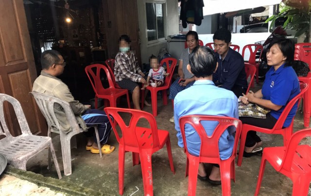 สายบุญหลั่งไหลช่วยเด็กหญิงอุ้มน้อง 2 ขวบไปเลี้ยงที่โรงเรียน