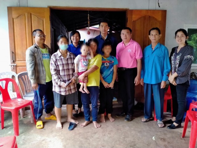 สายบุญหลั่งไหลช่วยเด็กหญิงอุ้มน้อง 2 ขวบไปเลี้ยงที่โรงเรียน