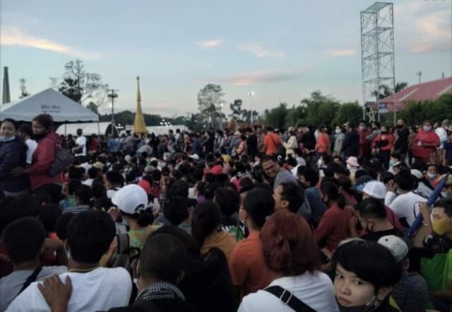 แห่รับบัตรคิวจอง "ไอ้ไข่รุ่นยอดทรัพย์" แน่นวัด!