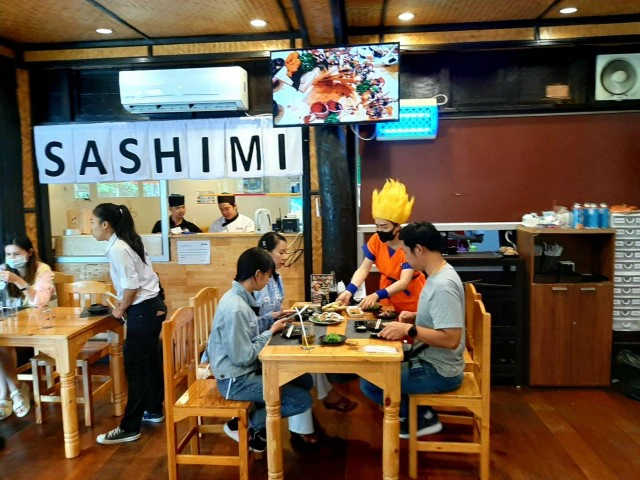ฮือฮา!ร้านอาหารญี่ปุ่น-สวมชุดดราก้อนบอลดูแลลูกค้า