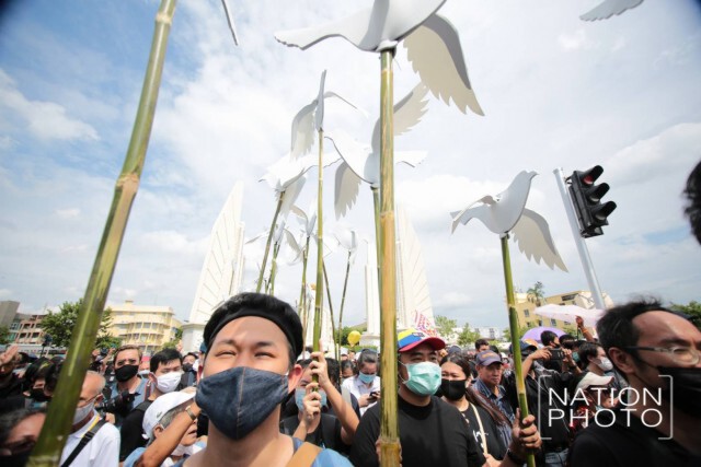 "คณะประชาชนปลดเเอก" รวมตัวชุมนุมใหญ่ ชูสัญลักษณ์เสรีภาพ