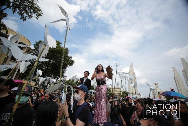 "คณะประชาชนปลดเเอก" รวมตัวชุมนุมใหญ่ ชูสัญลักษณ์เสรีภาพ