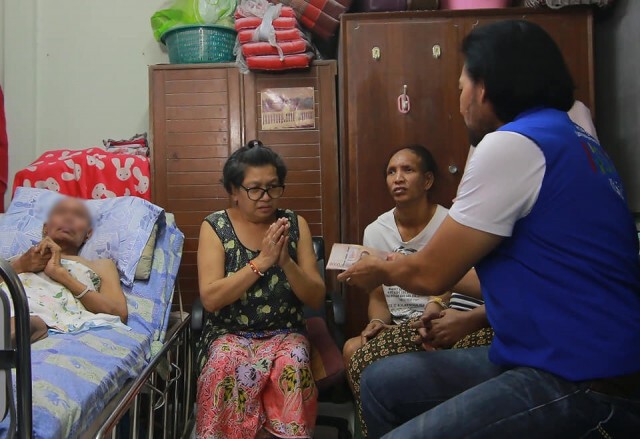 หญิงชรา วัย 64 ปี โรครุมเร้า ต้องดูแลสามีป่วยติดเตียง ซ้ำลูกชาย ลูกสาว พิการตาบอด
