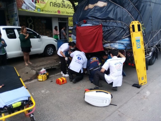 หนุ่มโคราช ซิ่งจยย.ชนท้ายรถสิบล้อ อาการสาหัส
