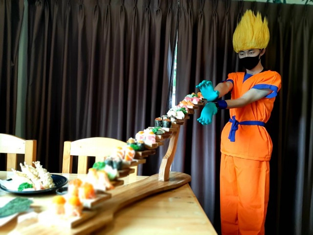 ฮือฮา!ร้านอาหารญี่ปุ่น-สวมชุดดราก้อนบอลดูแลลูกค้า
