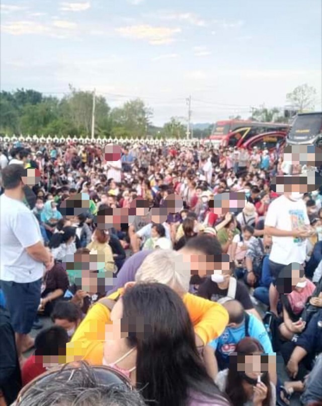 แห่รับบัตรคิวจอง "ไอ้ไข่รุ่นยอดทรัพย์" แน่นวัด!