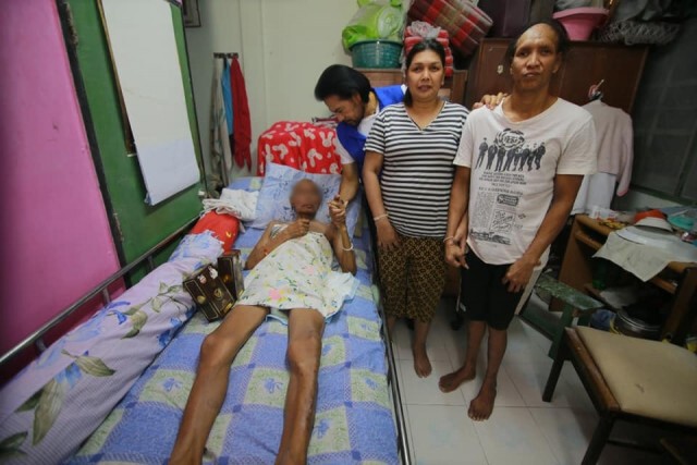 หญิงชรา วัย 64 ปี โรครุมเร้า ต้องดูแลสามีป่วยติดเตียง ซ้ำลูกชาย ลูกสาว พิการตาบอด
