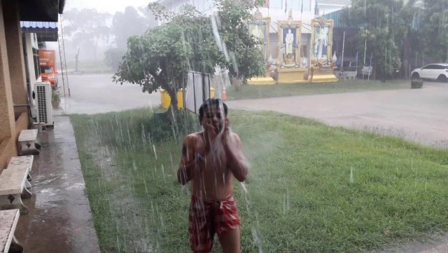 หนุ่มโคราชสุดดีใจ นุ่งเตี่ยวเล่นน้ำฝน หลังแล้งมานาน