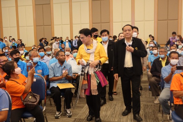 มอบโฉนดที่ดินคืนเกษตรกรภาคอีสาน 205 ราย