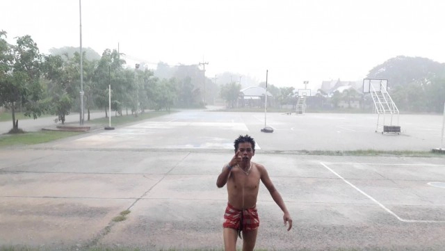 หนุ่มโคราชสุดดีใจ นุ่งเตี่ยวเล่นน้ำฝน หลังแล้งมานาน