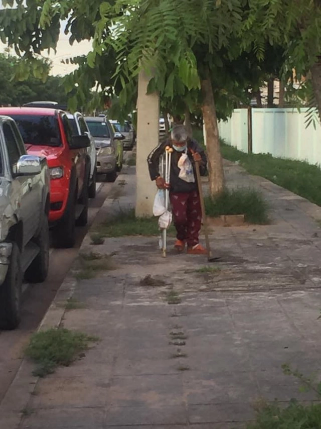 หนุ่มน้ำตาคลอ เจอชายชราพิการ ไร้ที่อยู่ กำลังหิวโซ ถามไถ่สุดเศร้าใจมีเงินติดตัว 20 บาท