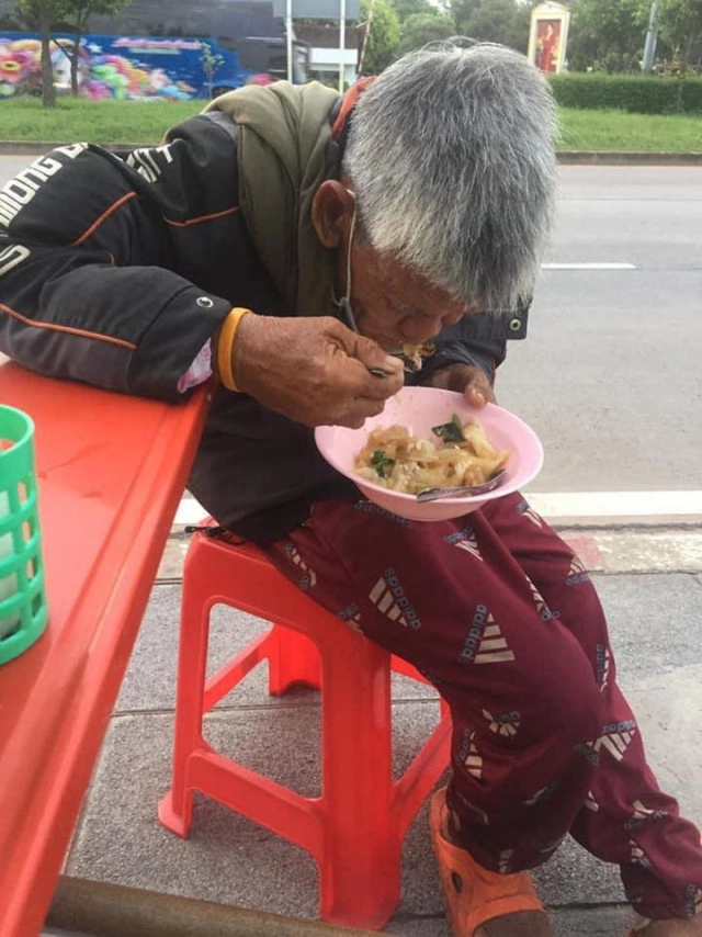 หนุ่มน้ำตาคลอ เจอชายชราพิการ ไร้ที่อยู่ กำลังหิวโซ ถามไถ่สุดเศร้าใจมีเงินติดตัว 20 บาท