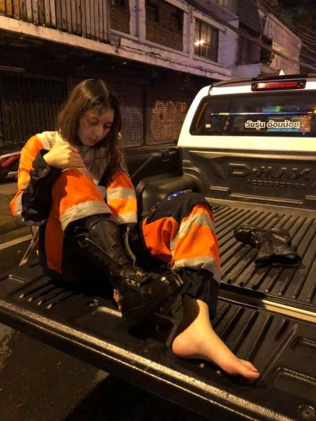 ชาวเน็ตแห่แชร์ภาพ สาวดับเพลิง เพราะความสะดุดตา