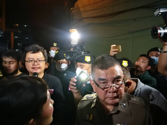 30 แกนนำม็อบ บุกโรงพัก!